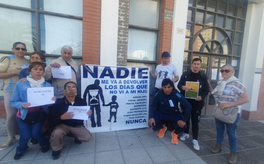Padres en Lucha protestaron frente al Juzgado de Familia