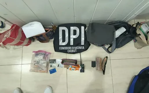 Usando un inhibidor, robaron dinero, tarjetas y cheques de dos camionetas