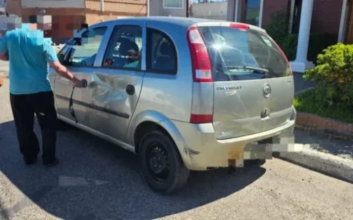 Motociclista gravemente herido tras chocar con un auto en barrio Roca