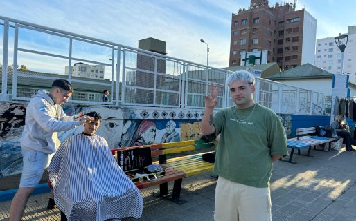 Dos peluqueros comenzaron un reto de hacer 10 cortes por día con tijeras para papel