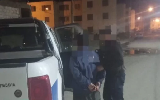 Era buscado por la policía y lo atraparon caminando en las 1008