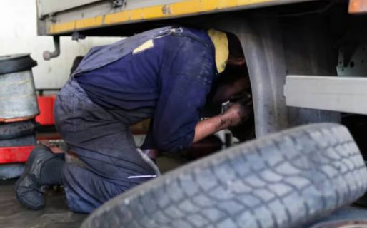 Un hombre inflaba la goma de un camión, le explotó en la cara y murió