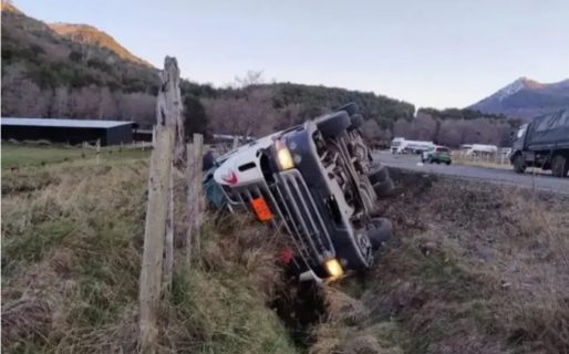 Un camionero murió en un accidente, otro quiso reanimarlo y también falleció