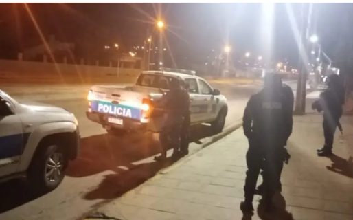 Caminaba escapando de la policía y descubrieron que tenía pedido de captura