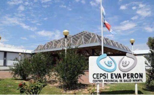 Un nene jugaba con sus amigos, se sentó en un coche para bebés donde había un arma y recibió un disparo