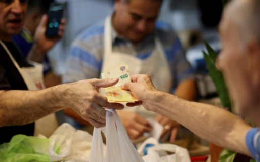 En comercios minoristas, los clientes eligen el efectivo y la tarjeta de débito predomina en negocios grandes