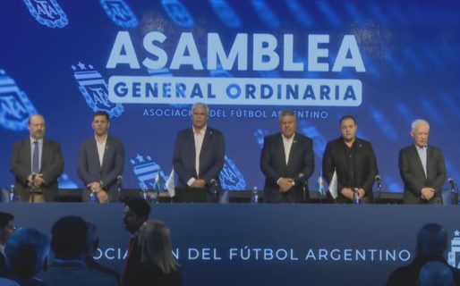 De pie y aclamado por la asamblea, Claudio Tapia fue reelecto y será presidente de la AFA hasta 2028