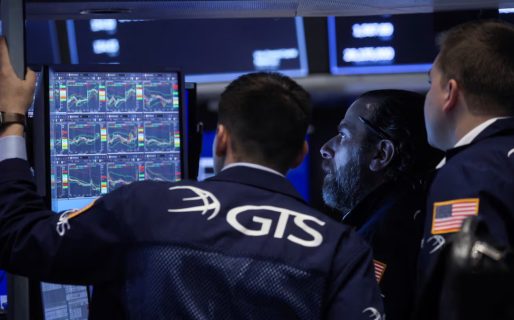 El riesgo país sigue en retroceso y opera por debajo de los 900 puntos