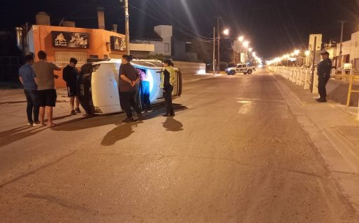 Un hombre que conducía en estado de ebriedad volcó en B° Pueyrredón