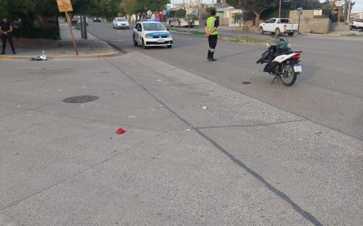 Un motociclista fue trasladado al Hospital tras un choque: «Esta cuadra es un peligro»
