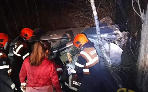 Dos personas quedaron atrapadas en su vehículo tras chocar sobre Ruta 40