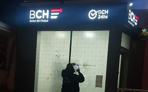 Detuvieron a dos hombres por ocasionar daños en cajero y comercio en pleno centro