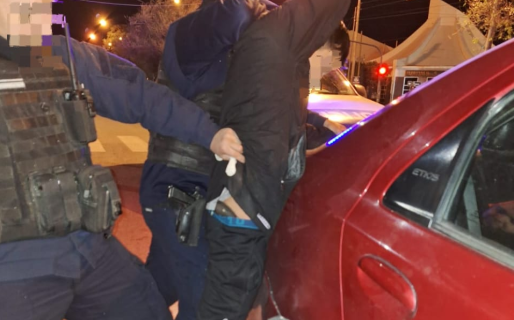 Un hombre terminó detenido por tener armas y un celular robado