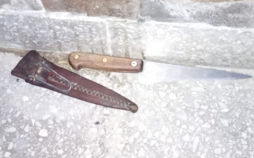 Estaba en el baño cuando un hombre lo intimidó con un cuchillo