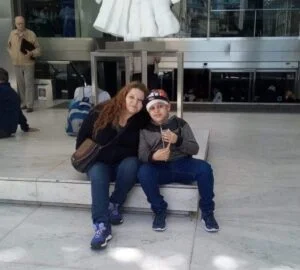 Vende rifas para costear los gastos de su hijo que no cubre PAMI y debe viajar urgente a Bs. As.