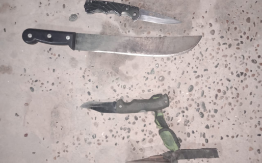 Demoraron a un adolescente borracho que llevaba cuatro cuchillos en su mochila