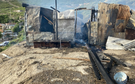 Un colchón cayó sobre una estufa e inició un importante incendio