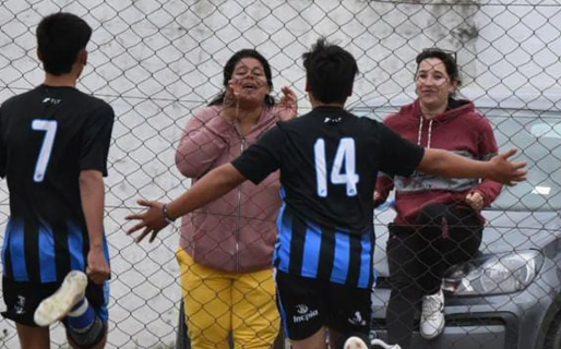 Todos los findes viaja 100km en moto para ver a sus hijos jugar a la pelota