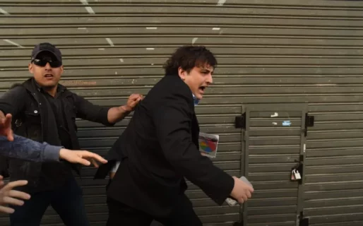 Un militante libertario fue al Congreso y lo corrieron a golpes: se tuvo que refugiar en una pizzería