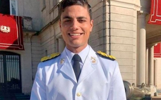 Mitad sal gruesa y mitad vino tinto: el vaso para los tres “nuevitos” en un bautismo mortal en el Ejército