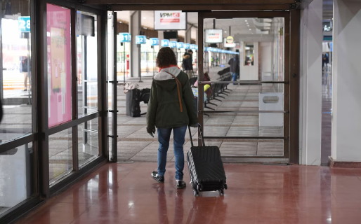 Un informe propone reducir los fines de semana largos y fomentar el turismo receptivo en Argentina