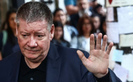 El emotivo encuentro del padre de Liam Payne con las fanáticas en la puerta del hotel de la tragedia