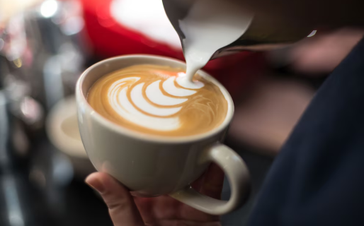 Día Mundial del Café: cómo los baristas crean arte en una taza y los secretos para lograr sabores distintivos