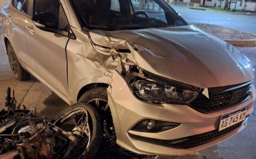 Motociclista escapó de la policía, pasó semáforo en rojo y chocó a un automóvil