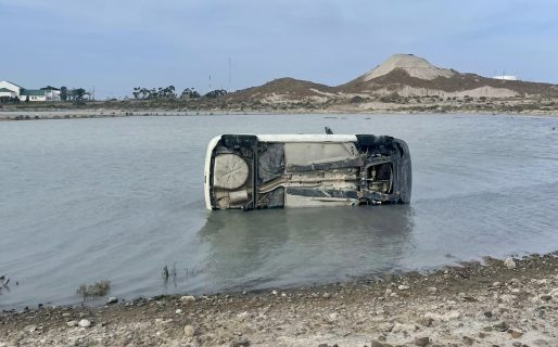 Discutió con su hijo y terminó volcando sobre una laguna