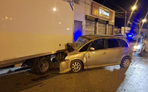 Un auto se incrustó contra un camión en el barrio Pueyrredón