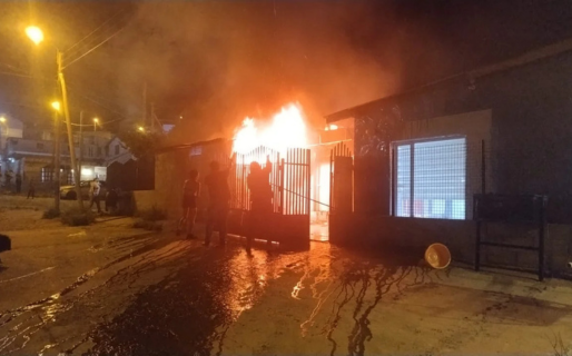 No apagaron bien las brasas del asado y se les incendió la casa