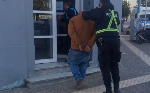 Intentó robar un equipo de música en un local de tecnología y fue detenido