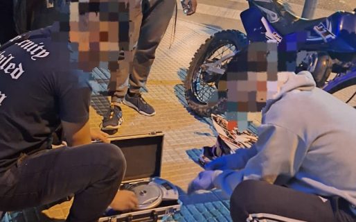 Circulaban en contra mano con su moto y les encontraron siete gramos de marihuana
