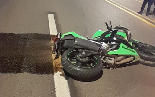Lo chocó una camioneta, perdió el control de la moto y sufrió un duro golpe en la cabeza