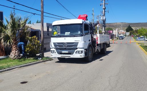 Un colectivo de larga distancia enganchó los cables del alumbrado público