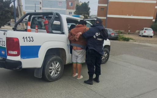 Iba en un auto robado y asaltó a un joven