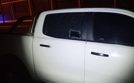 Un hombre fue detenido por romper el vidrio de una camioneta