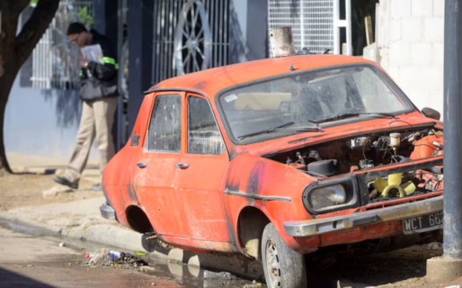 Una mujer quiso evitar que le prendieran fuego el auto y la mataron a tiros