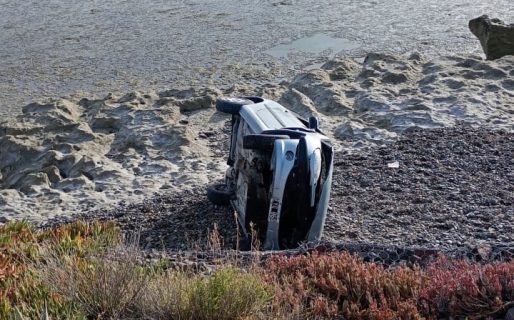 Borrachos cayeron con el auto por un barranco en la playa
