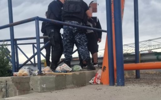 Robó un vodka, subió a un puente y arrojó piedras a los autos