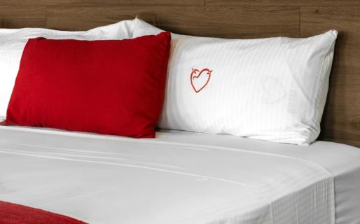 Una pareja intentó robar un parlante de un hotel alojamiento y acabaron en la comisaría