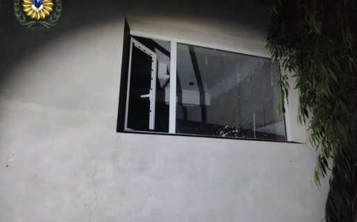 Robó un celular y luego ingresó a una vivienda