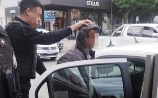 Con un arma blanca, robó un perfume y un celular en pleno centro