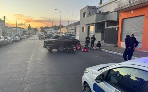 Un repartidor y su acompañante debieron ser trasladados al hospital tras un fuerte choque