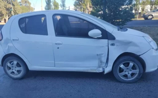 Fuerte choque entre una camioneta y un auto en Av. Yrigoyen