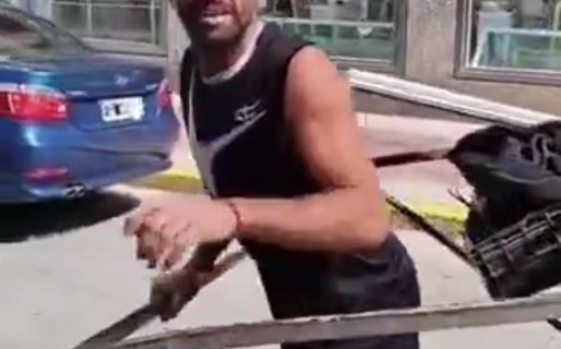 Un hombre felicitó a un cartonero por trabajar enyesado y se volvió viral