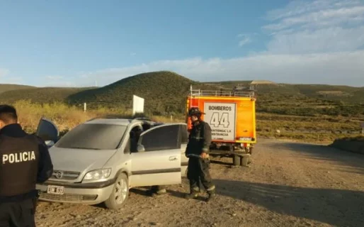 Se incendió un auto y los bomberos debieron sofocar las llamas