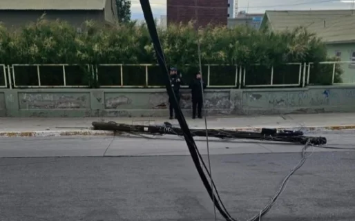 Cayó un poste y los cables quedaron sobre la calle en pleno centro de la ciudad
