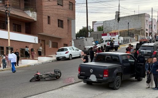 Un motociclista gravemente herido tras chocar con una camioneta