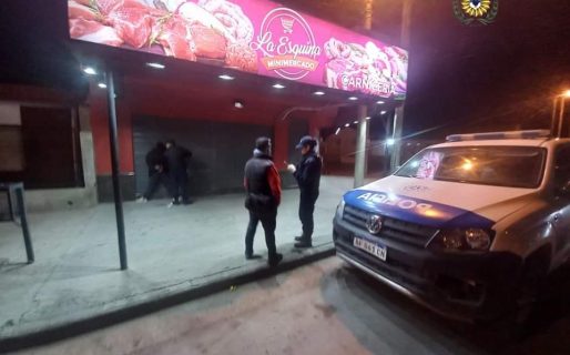 Golpeó a una menor y la amenazó con un arma para robarle el celular